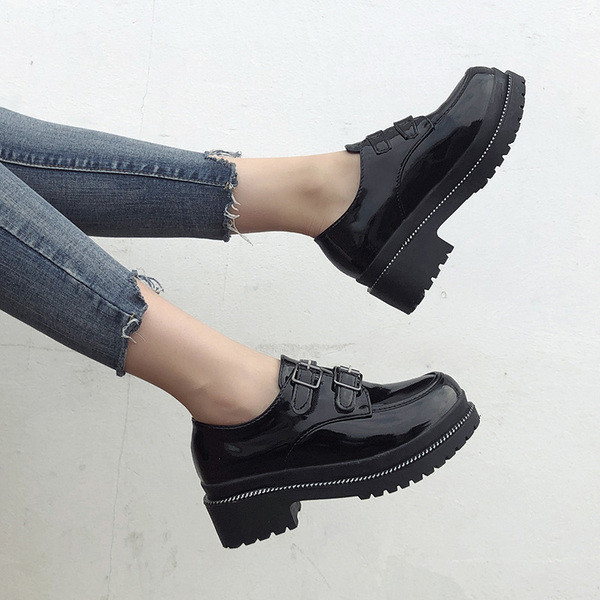 Stílusos női cipő fekete platformmal