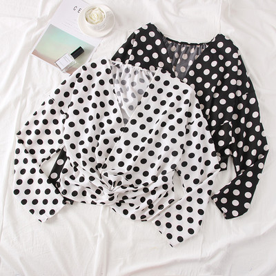 Модерна дамска блуза с V-образно деколте в бял и черен цвят на точки
