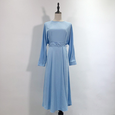 Дълга елегантна рокля с колан и дълъг ръкав в син цвят