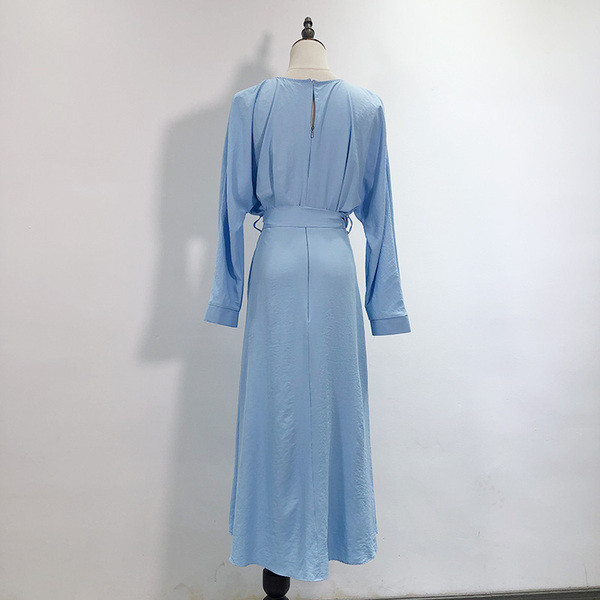 Hosszú, elegáns ruha övvel és hosszú ujjú kék színben