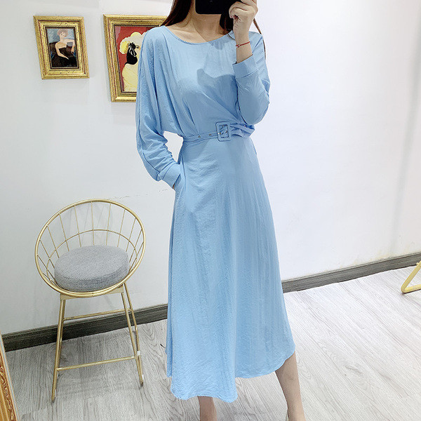 Hosszú, elegáns ruha övvel és hosszú ujjú kék színben