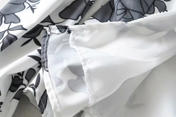 Bluză de damă modernă cu motiv colorat și decolteu în V