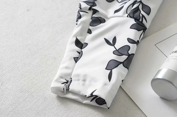 Bluză de damă modernă cu motiv colorat și decolteu în V