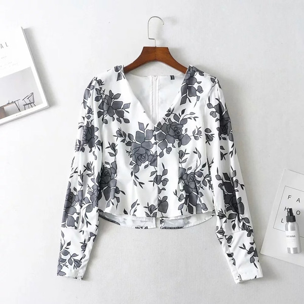 Bluză de damă modernă cu motiv colorat și decolteu în V