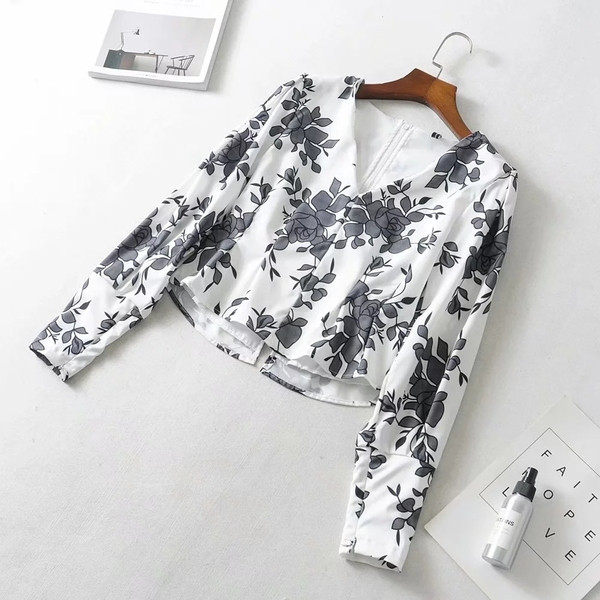 Bluză de damă modernă cu motiv colorat și decolteu în V