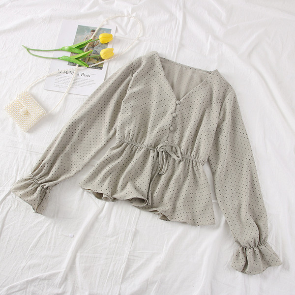 Naprakész női blúz V-nyakú pöttyökkel több színben