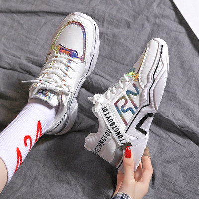 Női tornacipő fehér, fekete és zöld feliratokkal