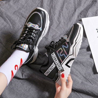 Női tornacipő fehér, fekete és zöld feliratokkal