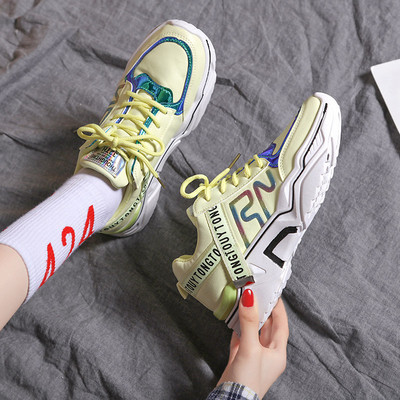 Női tornacipő fehér, fekete és zöld feliratokkal