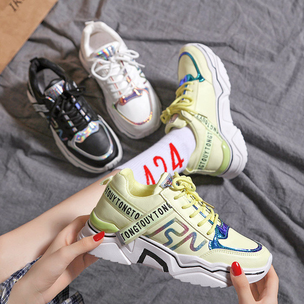 Női tornacipő fehér, fekete és zöld feliratokkal