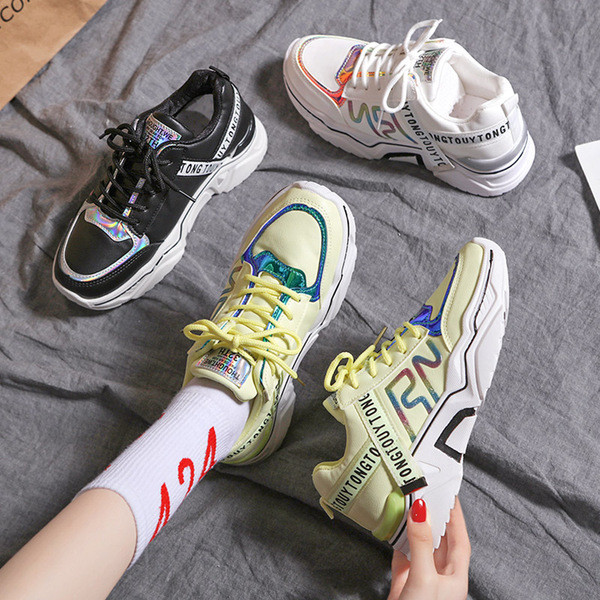 Női tornacipő fehér, fekete és zöld feliratokkal