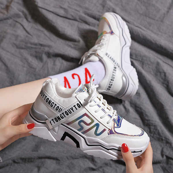 Női tornacipő fehér, fekete és zöld feliratokkal