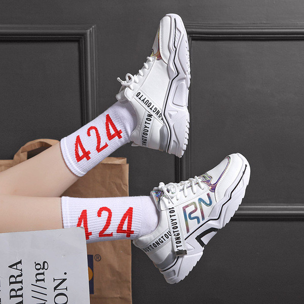 Női tornacipő fehér, fekete és zöld feliratokkal