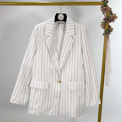 Раирано бяло сако с дълъг ръкав