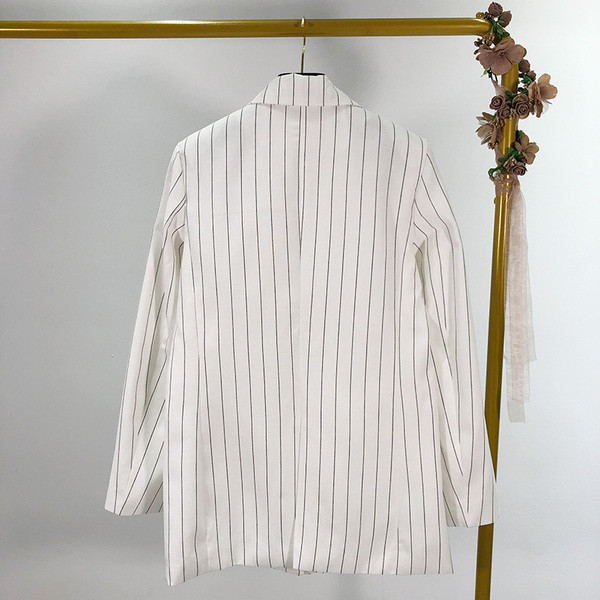 Jachetă albă în dungi cu mâneci lungi