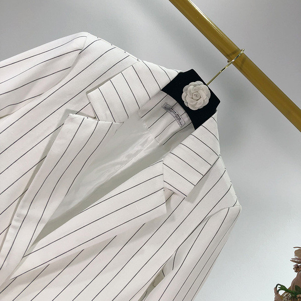 Jachetă albă în dungi cu mâneci lungi