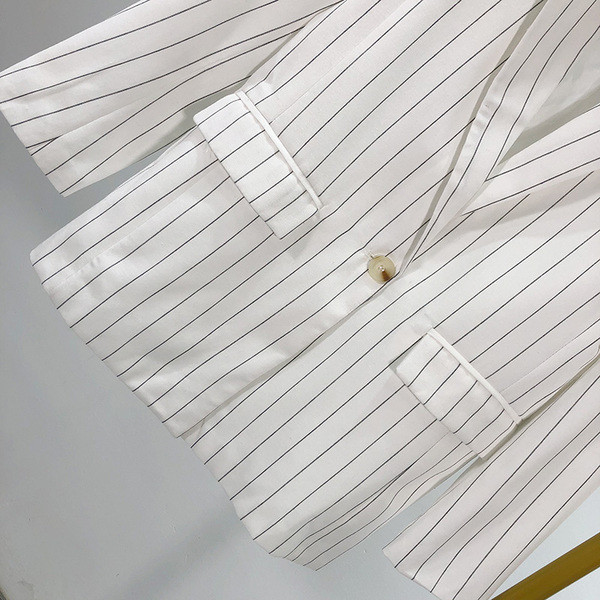 Jachetă albă în dungi cu mâneci lungi