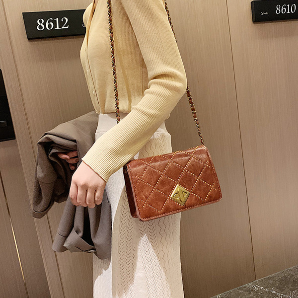 Geanta de dama moderna din piele cu inchizatoare metalica