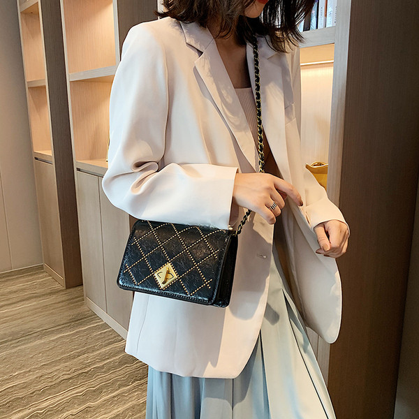 Geanta de dama moderna din piele cu inchizatoare metalica