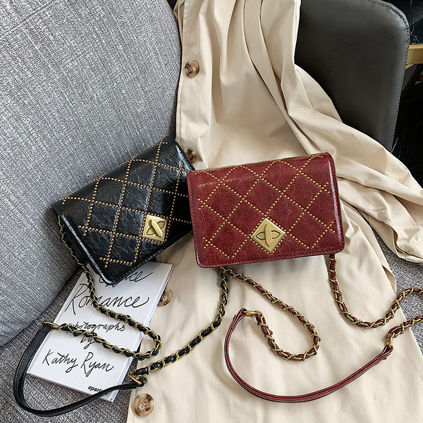 Geanta de dama moderna din piele cu inchizatoare metalica