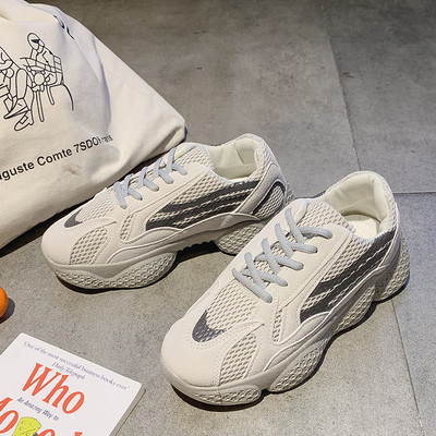 Női tornacipő durva talppal, fekete, bézs és szürke színben