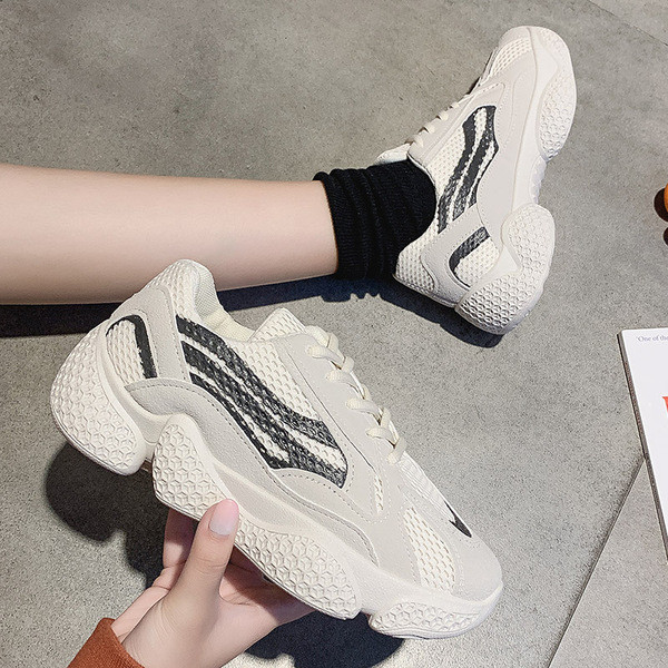 Női tornacipő durva talppal, fekete, bézs és szürke színben