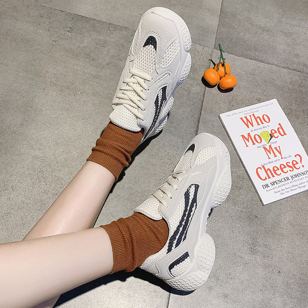 Női tornacipő durva talppal, fekete, bézs és szürke színben