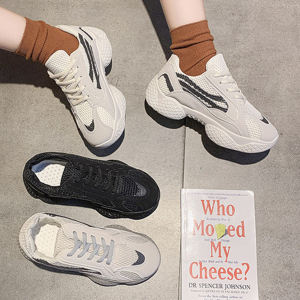 Női tornacipő durva talppal, fekete, bézs és szürke színben