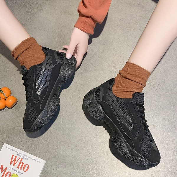 Női tornacipő durva talppal, fekete, bézs és szürke színben