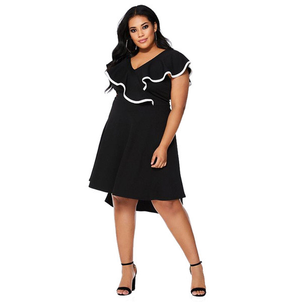 Elegáns női ruha mély nyakkivágással, fekete és piros színben