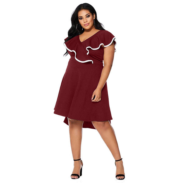 Elegáns női ruha mély nyakkivágással, fekete és piros színben