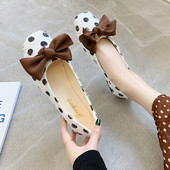 Alkalmi női cipő fekete-fehér pöttyös szalaggal