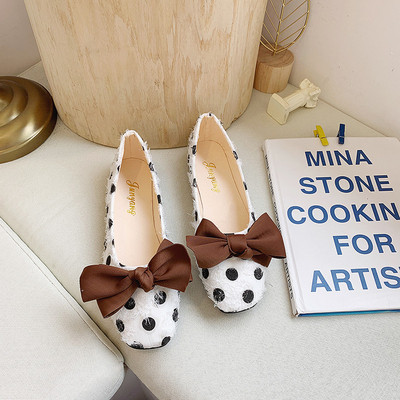 Alkalmi női cipő fekete-fehér pöttyös szalaggal