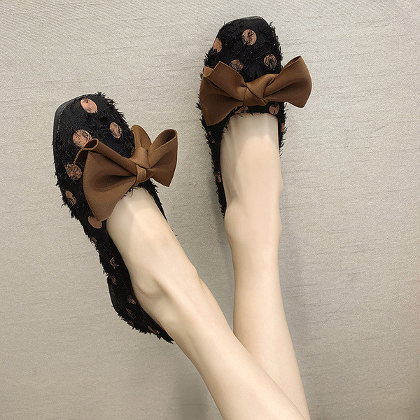 Alkalmi női cipő fekete-fehér pöttyös szalaggal