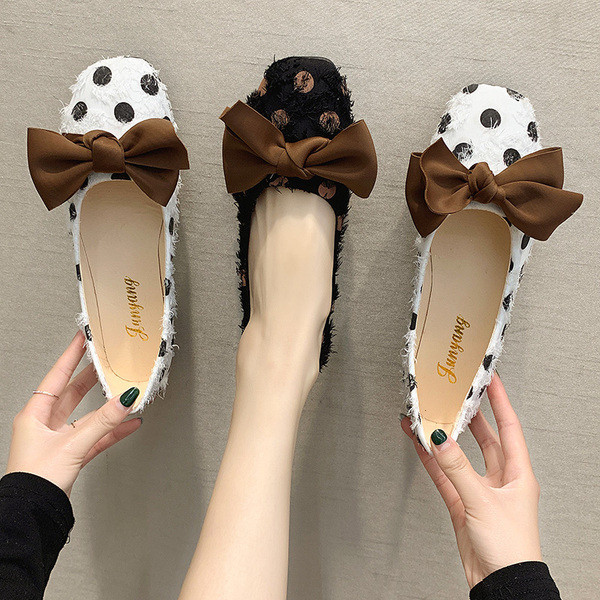 Alkalmi női cipő fekete-fehér pöttyös szalaggal