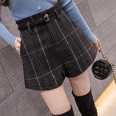 Aktuális női nadrág fekete színben, zsebekkel