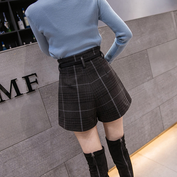 Aktuális női nadrág fekete színben, zsebekkel