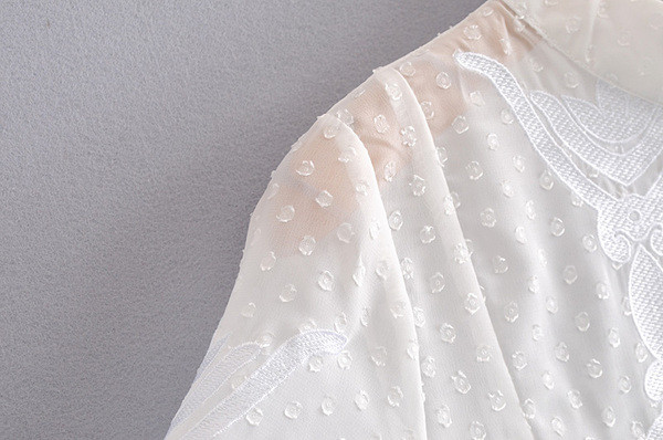 Fehér csipkés női ruha