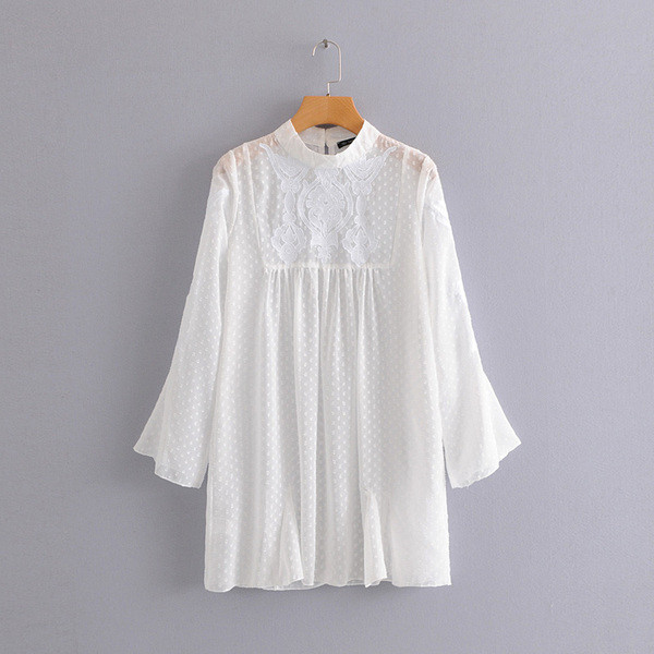 Fehér csipkés női ruha