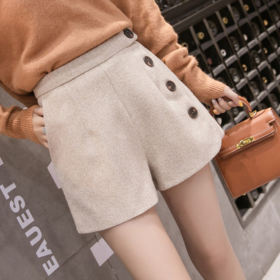 Női rövidnadrág két színben, gombokkal és zsebekkel