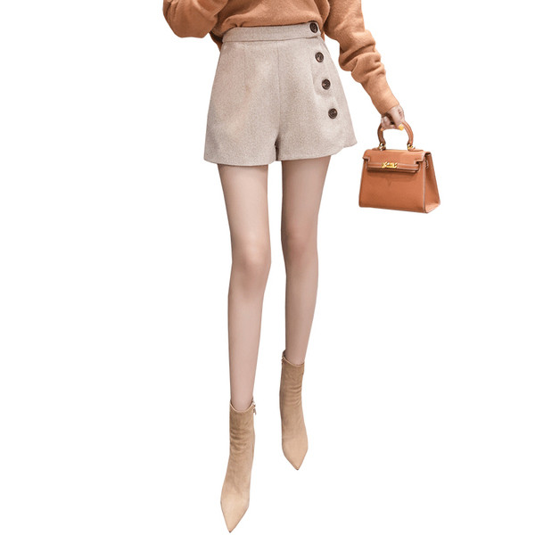 Női rövidnadrág két színben, gombokkal és zsebekkel