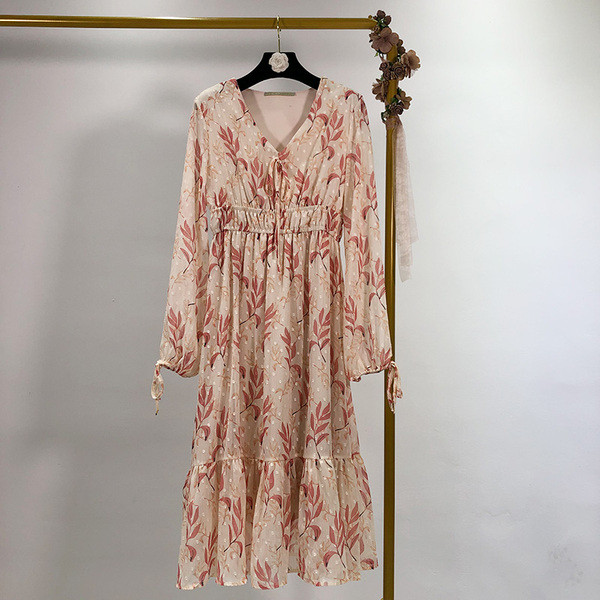 Elegáns hosszú női ruha színes mintával