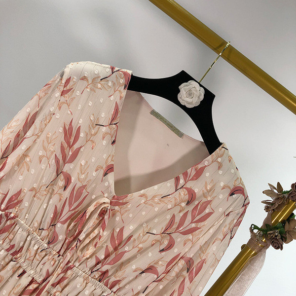 Elegáns hosszú női ruha színes mintával