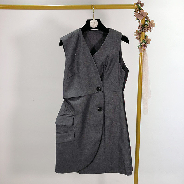 Vesta eleganta cu nasturi in negru