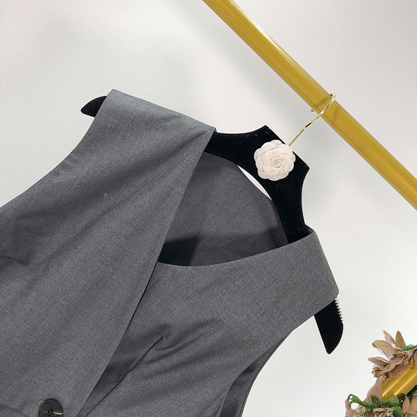 Vesta eleganta cu nasturi in negru