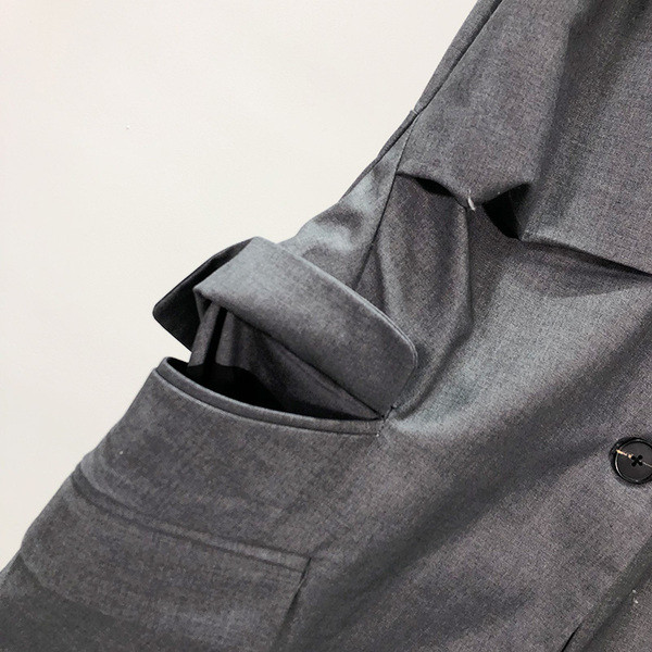 Vesta eleganta cu nasturi in negru