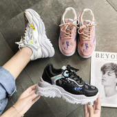 Aktuális női tornacipő durva talppal és rátéttel, különböző színekben