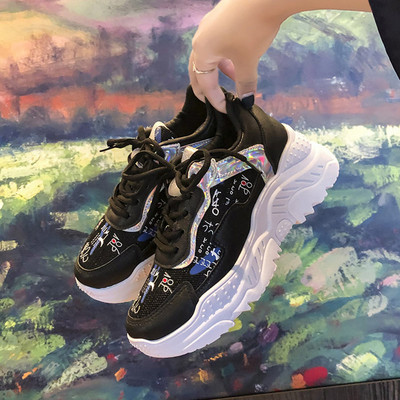 Aktuális női tornacipő durva talppal és rátéttel, különböző színekben