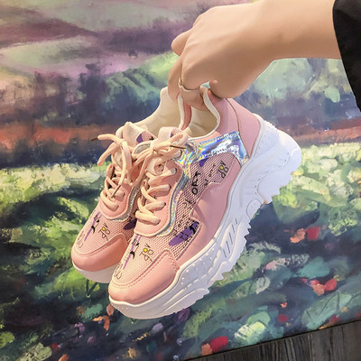 Aktuális női tornacipő durva talppal és rátéttel, különböző színekben