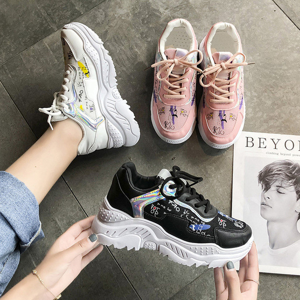 Aktuális női tornacipő durva talppal és rátéttel, különböző színekben